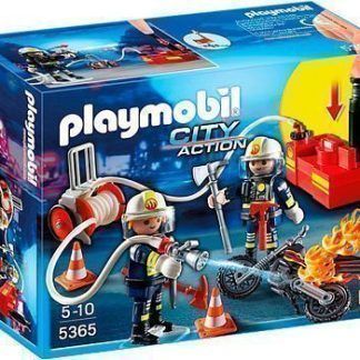 Bomberos con Bomba de Agua