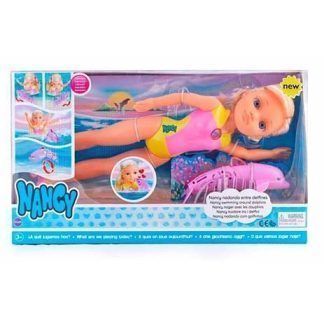 Nancy Nadando entre Delfines