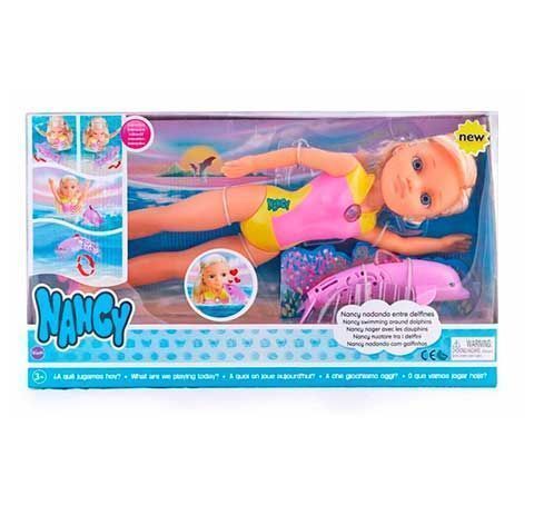 Nancy Nadando entre Delfines